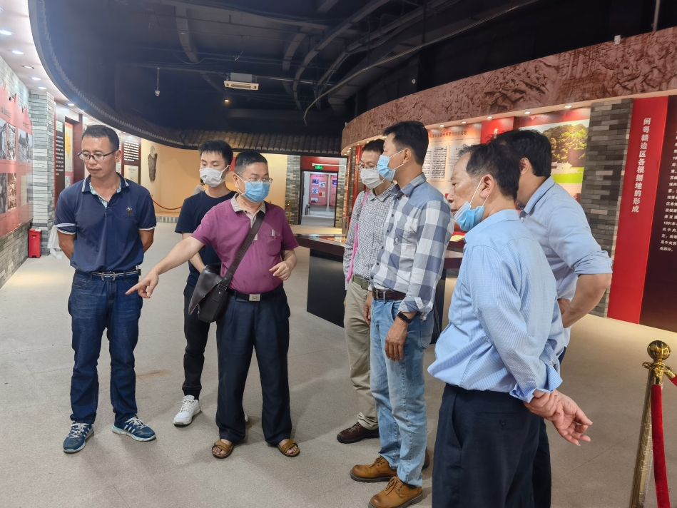 周树彪社员在讲解.jpg