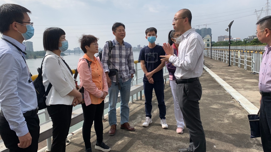 潮州水利枢纽上听讲解.jpg